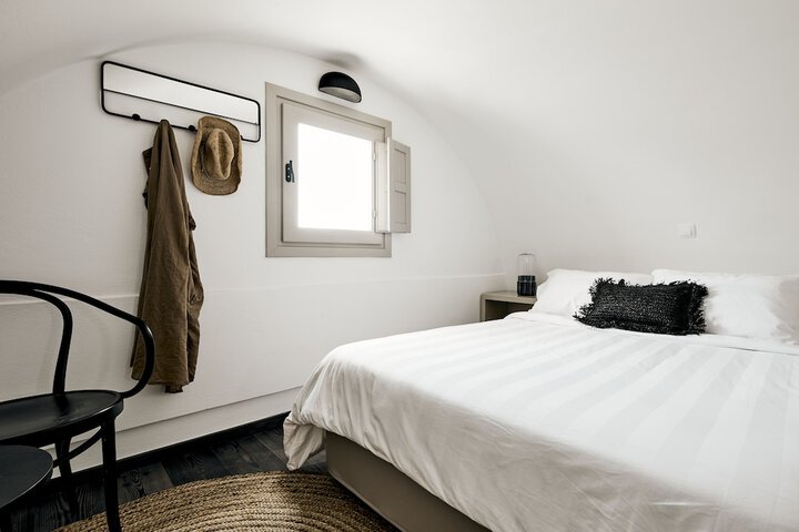 Room 33 of 200