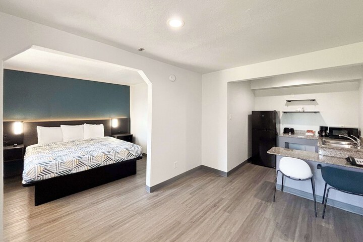 1 King Bed (9 of 19)