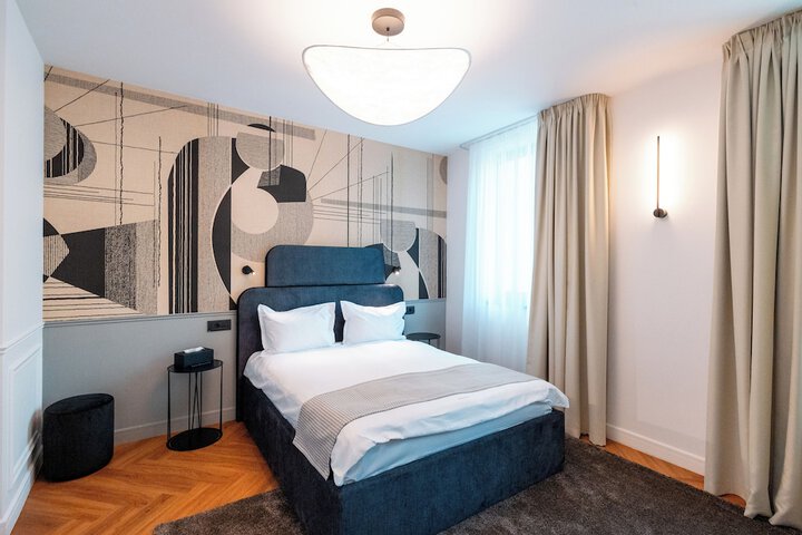 Room 33 of 87