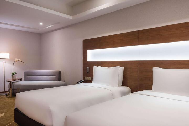 Room 4 of 61