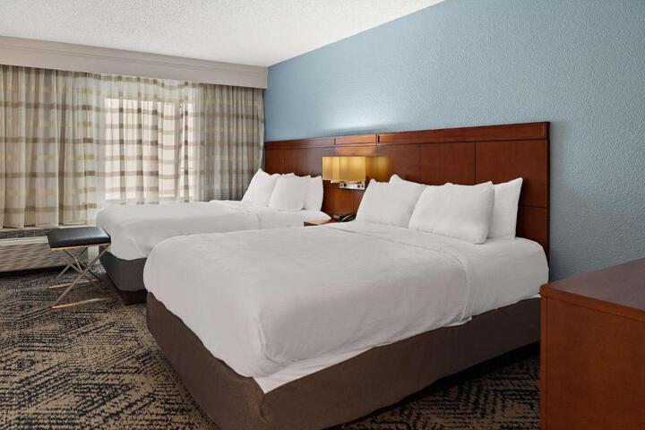 2 Queen Beds Microwave and Refrigerator Full Breakfast (5 of 13)