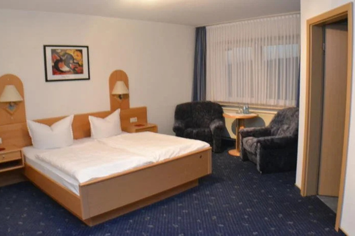 Room 4 of 18
