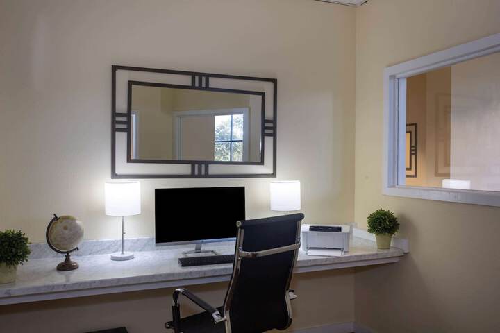 Business Center 51 of 53
