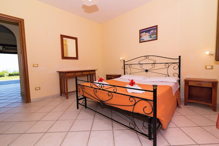 Room 5 of 62