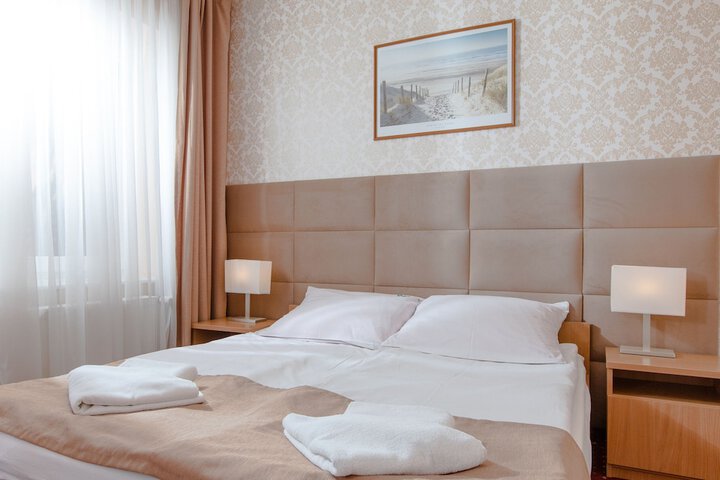 Room 10 of 32