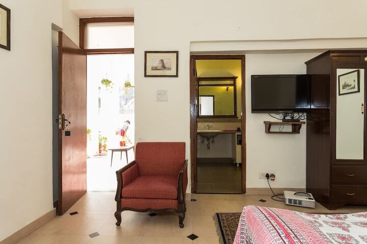 Room 10 of 25