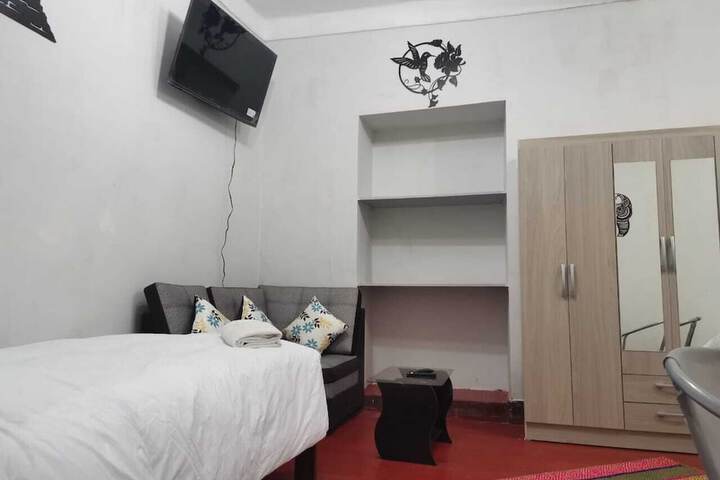 Room 8 of 12