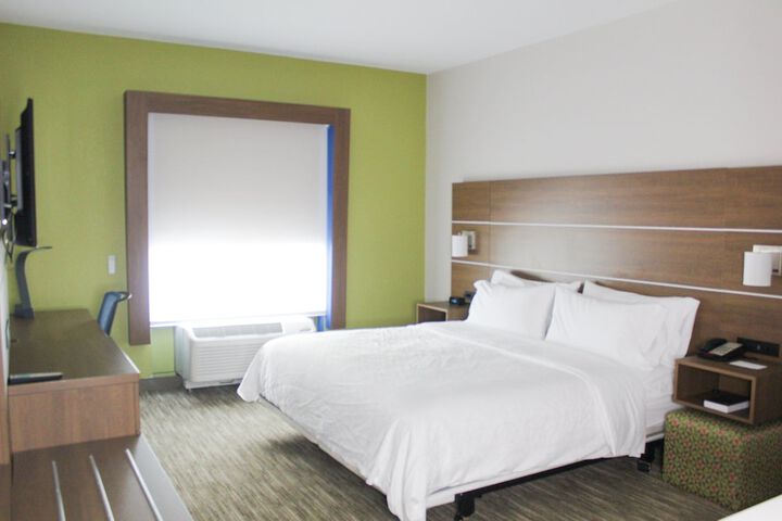 Standard King Bed Accessible (5 of 11)