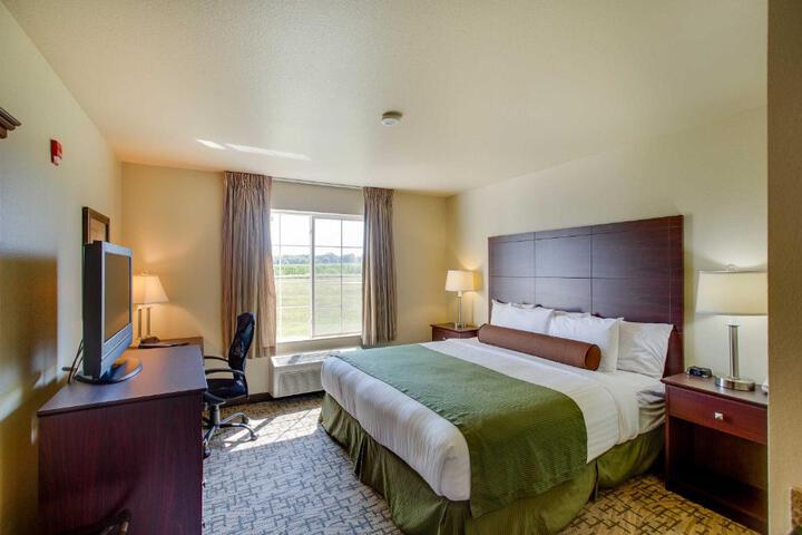 Accessible King Guestroom (8 of 13)
