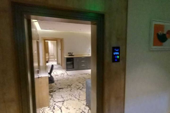 Room 6 of 38