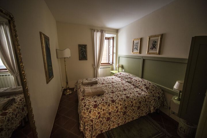 Room 4 of 77