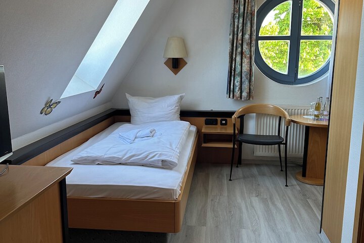 Room 33 of 70