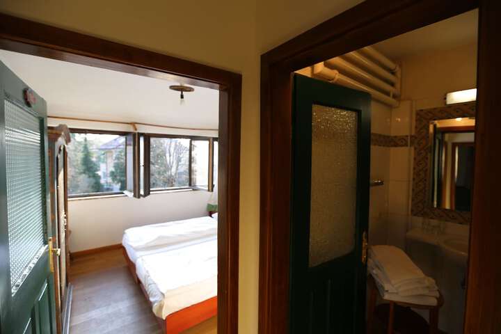 Room 28 of 86