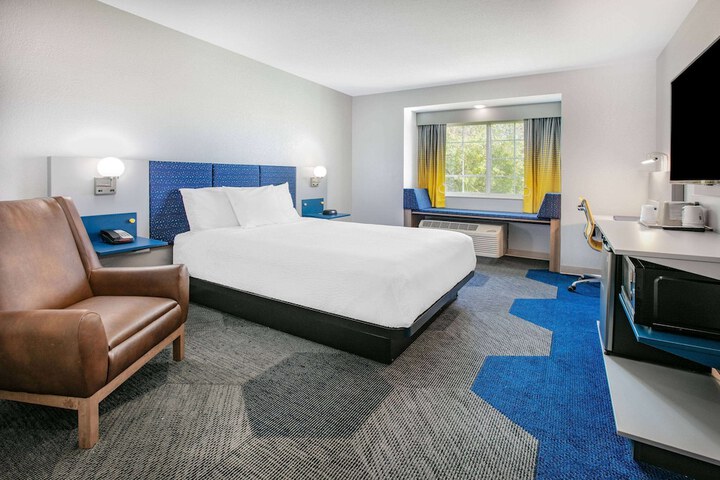 1 Queen Bed Accessible Room (6 of 7)