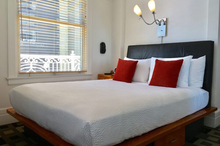 Deluxe Room 1 Queen Bed (7 of 13)