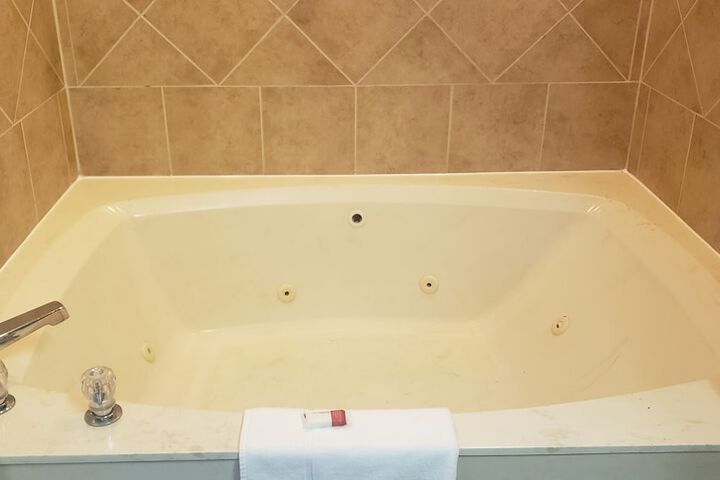 Jetted tub