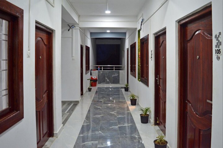 Ballroom/Hall 17 of 19