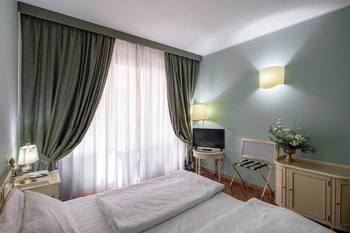 Room 27 of 77