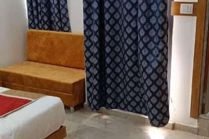 Room 9 of 14