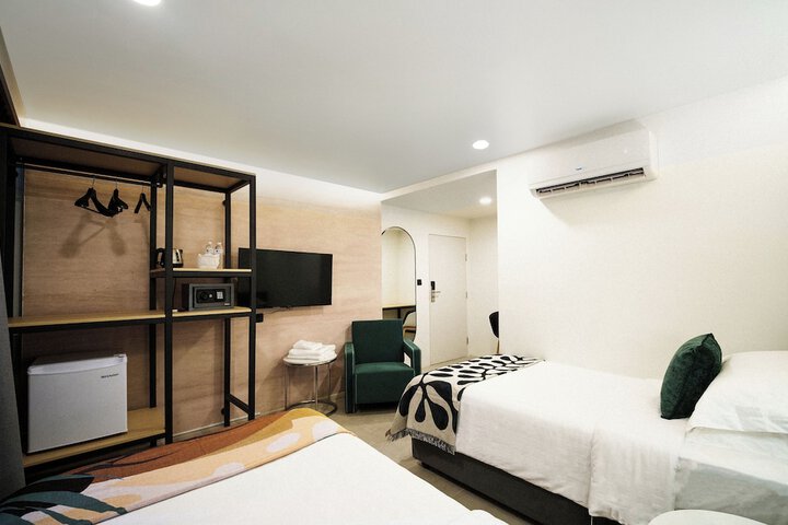 Room 10 of 13