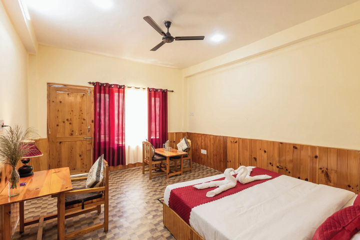 Room 4 of 9