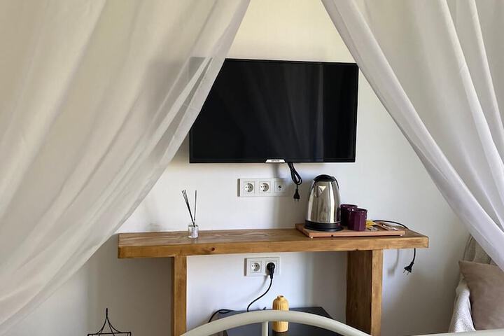 Room 12 of 184
