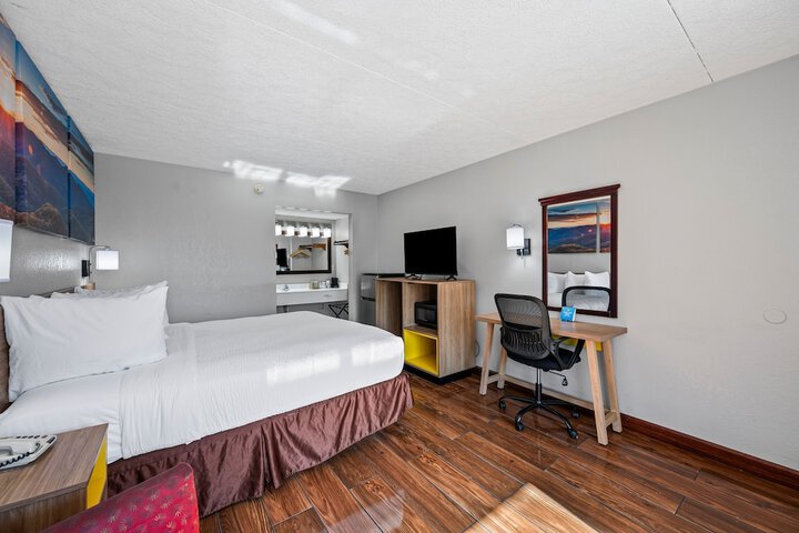 1 King Bed (1 of 9)