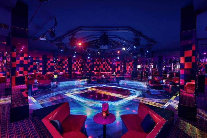 Lounge 127 of 183