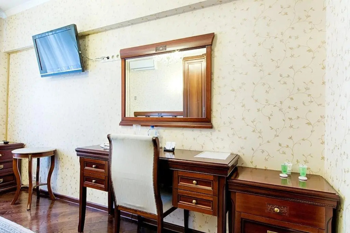 Room 4 of 13