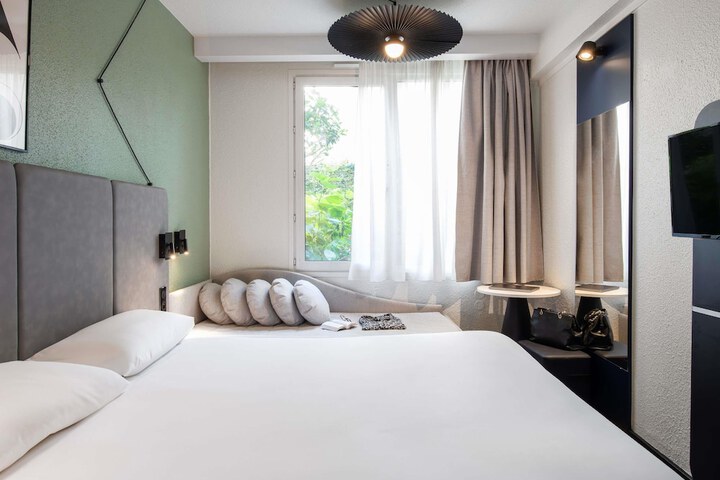 Room 28 of 96