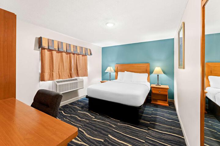 1 King Bed (2 of 15)