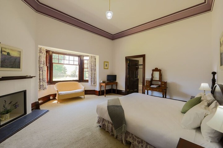 Room 4 of 33