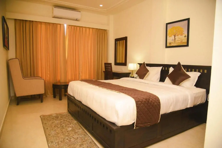 Room 4 of 16
