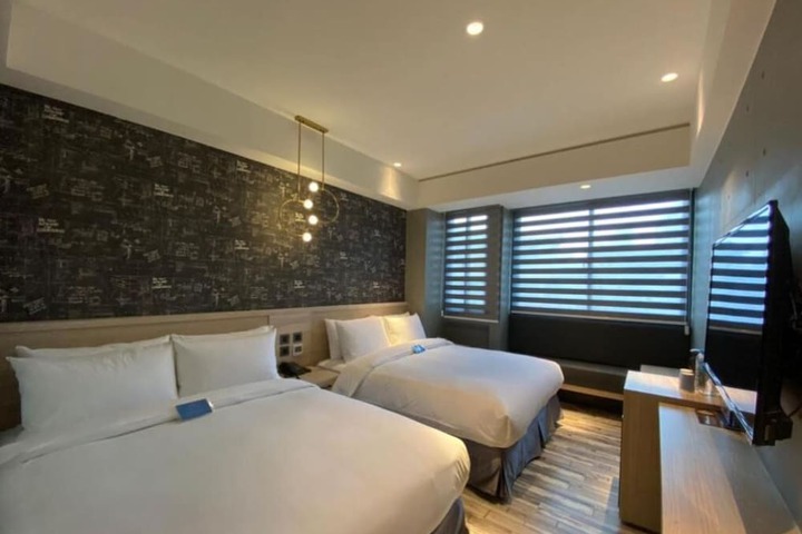Room 17 of 33