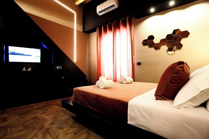 Room 2 of 183