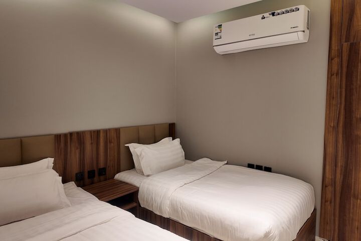 Room 9 of 16