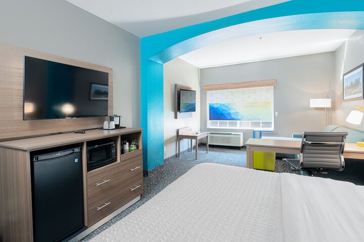 1 King Bed (2 of 18)