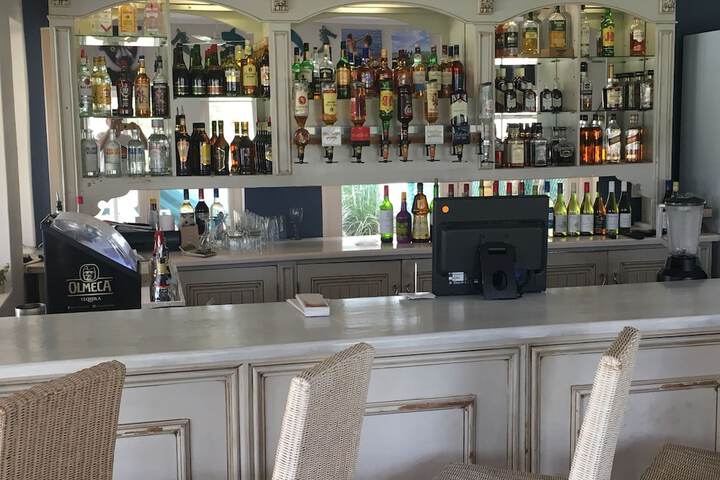 Lounge 35 of 53