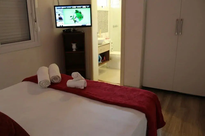 Room 6 of 12