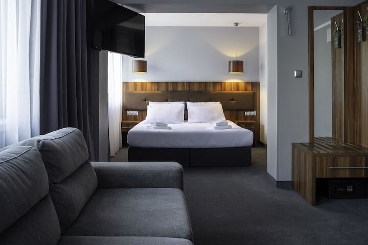 Room 32 of 82