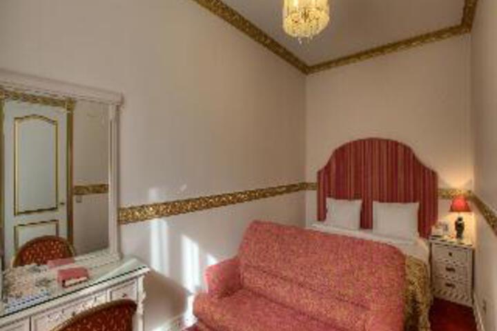 Room 7 of 10