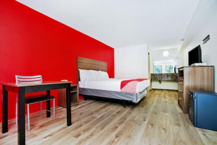 1 King Bed (6 of 12)
