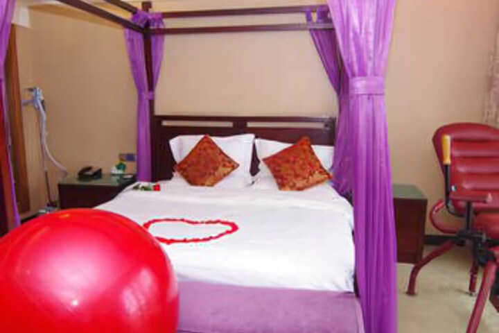 Room 2 of 8