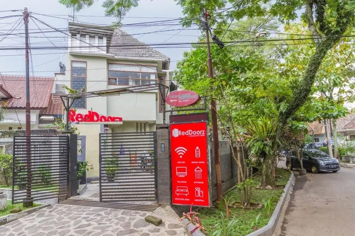 RedDoorz Near Riau Junction Mall