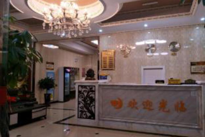 Pinghu Xinyue Fashion Hotel