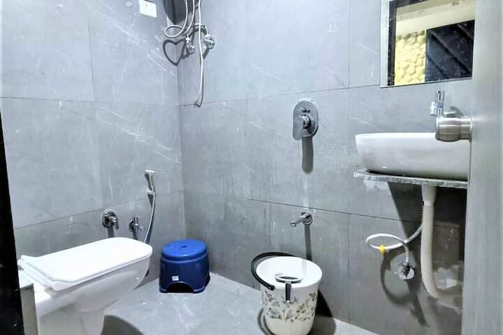 Room 6 of 8