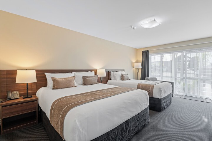Room 28 of 104