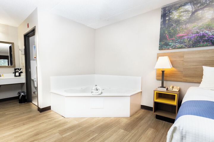 1 King Bed Accessible (16 of 19)