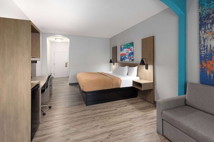 1 King Bed Accessible (13 of 14)