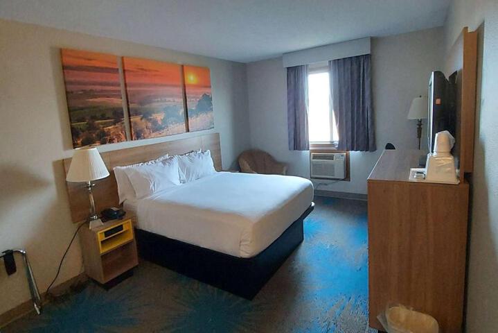 1 Queen Bed (2 of 3)